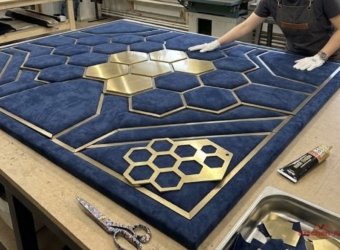 панели с латунными вставками