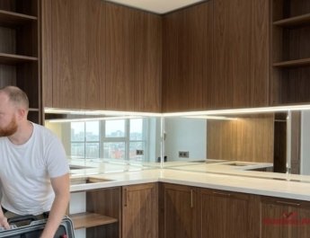 стеновая панель для кухни из стекла