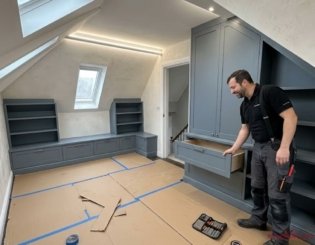 письмовий стіл під дахом вбудовані меблі для горища