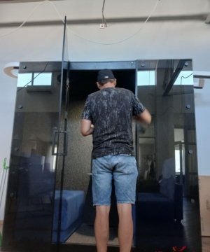 стеклянная кабина на четыре человека